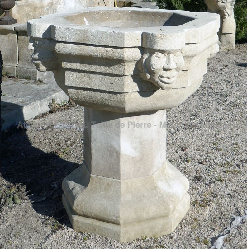 Bénitier en pierre par le tailleur de pierre Alain BIDAL, Provence
