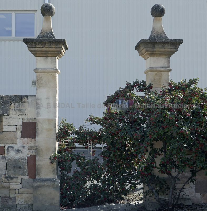 Piliers en pierre de taille par un tailleur de pierre de l'entreprise artisanale Bidal en Provence.