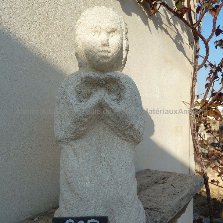 Statue décorative en pierre: un bel élément décoratif en pierre de taille conçu pour l'extérieur.