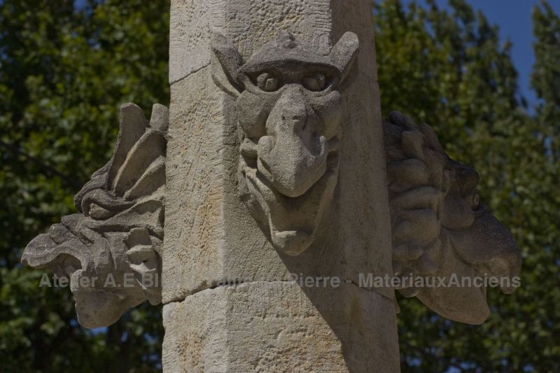 Large central fountain with 3 water spilling sculpted heads - Fountain in stone by Alain BIDAL, stone cutter in Provence