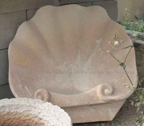 Bel évier en pierre qui conviendra tout particulièrement aux petits espaces - Alain Bidal tailleur de pierre.