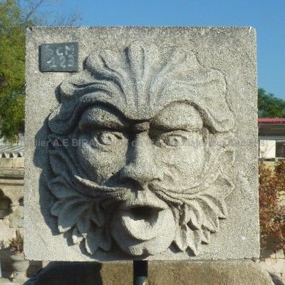 Visage masculin : masque en pierre de Provence taillée.