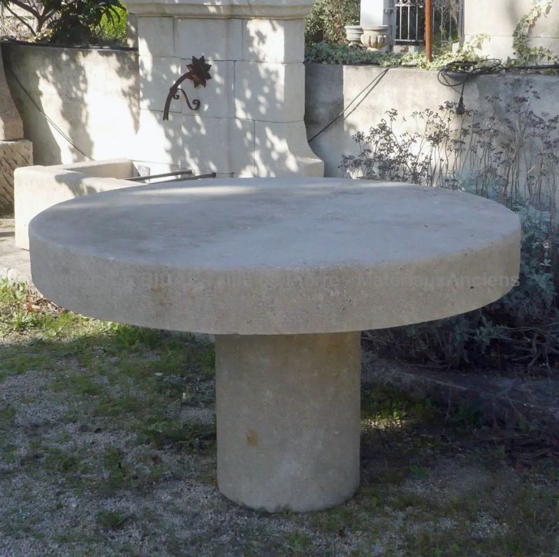 Stone garden table : a charming and sturdy table in stone for your outdoors
