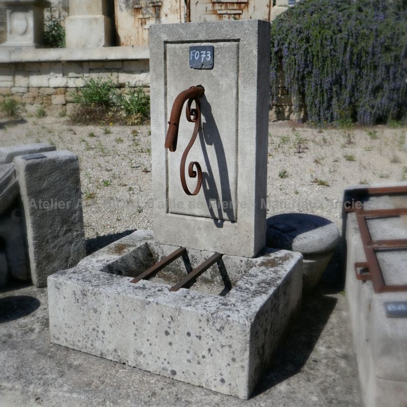 Ravissante borne à eau en pierre naturelle | Petite fontaine par le tailleur de pierre du Vaucluse Alain Bidal.