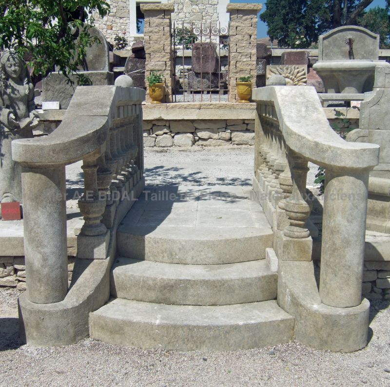Aménagement de la terrasse, du jardin ou encore d'un escalier en pierre: balustrade pour l'extérieur en pierre naturelle.