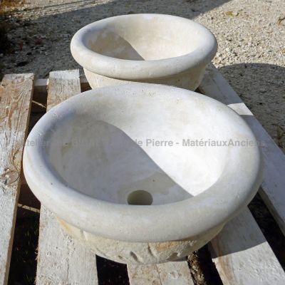 Vasque en pierre avec cuve ovale et finition extérieure brute
