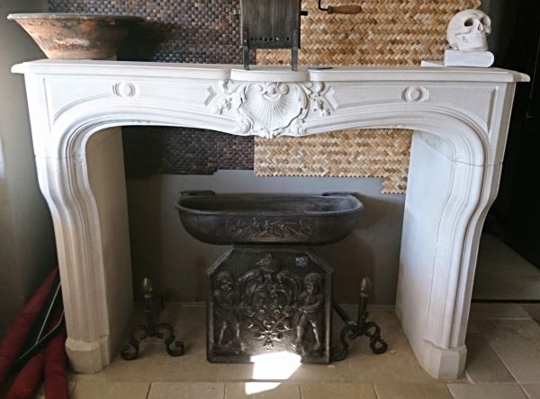 Cheminée en pierre de style rustique - réédition d'une cheminée d'époque Louis XV - Atelier Alain BIDAL