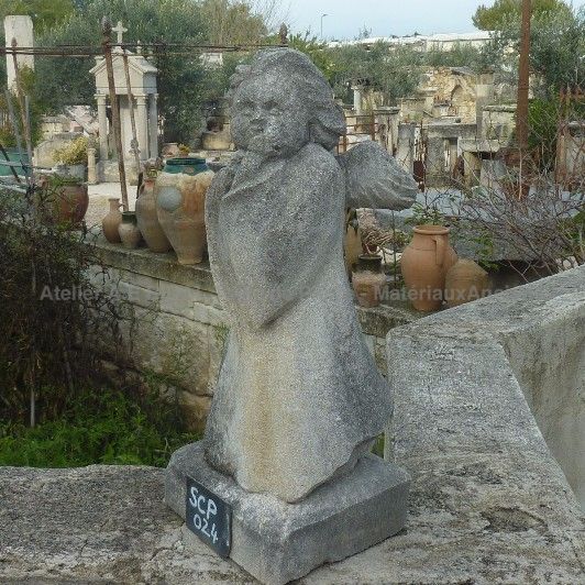 Angelot - sculpture en pierre naturelle de taille par le sculpteur tailleur de pierre Bidal