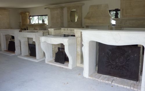 Accessoire de cheminée proposé à la vente par l'atelier du tailleur de pierre Bidal et l'entreprise les mémoires d'Adrien.