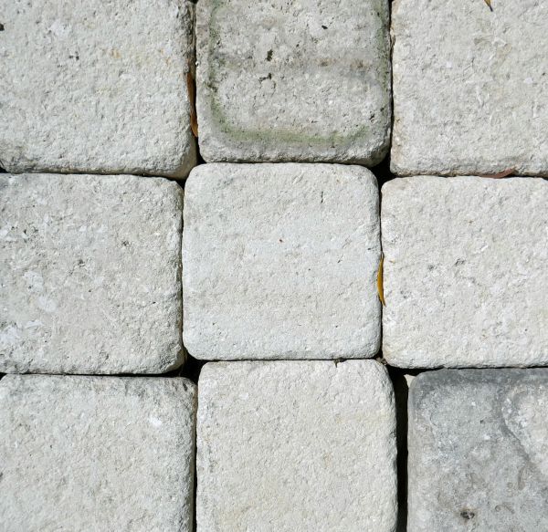 Dallage en pierre naturelle en forme de pavés rustiques de forme carrée : Atelier Alain BIDAL - Provence