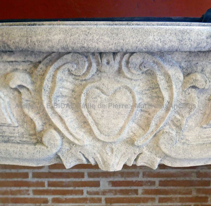 Detail of the shell hand-carved on the lintel of the Regence fireplace from the  Atelier Alain BIDAL (Provence)