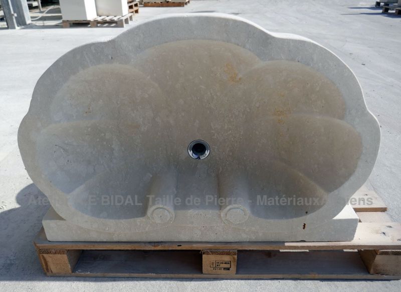 Vasque en pierre de taille par le maître artisan Alain BIDAL - Provence