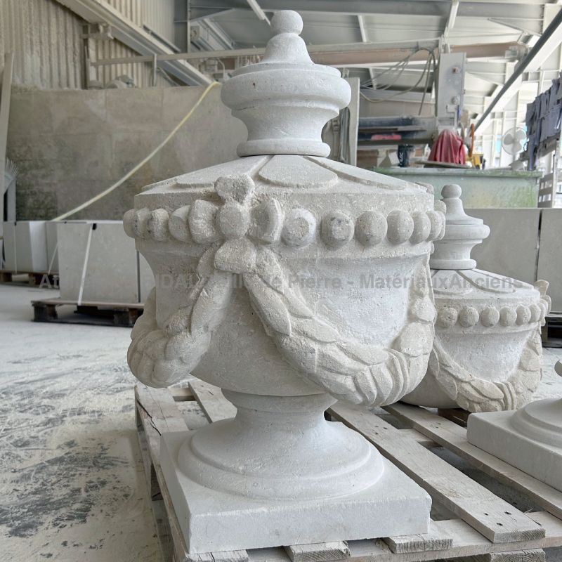 Décoration pour extérieur en pierre : pot à feu en pierre non gélive - Atelier Alain BIDAL (Provence)