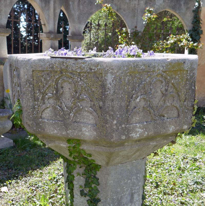 Stone water font : outdoors decorative item in stone by the stonemason Alain BIDAL, Provence