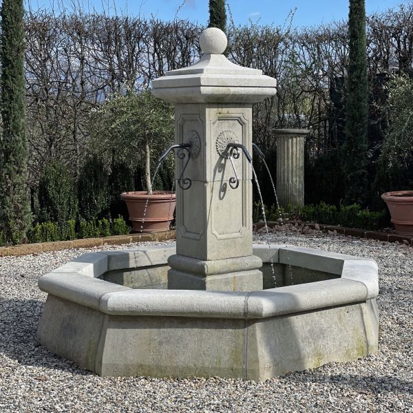 Large fontaine centrale de Provence en pierre non gélive par le tailleur de pierre Alain BIDAL (Provence)