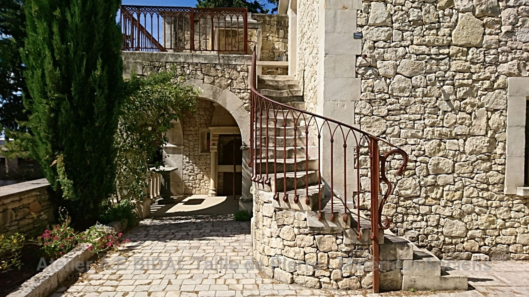 Alain Bidal, un spécialiste de la pierre naturelle et de la confection d'éléments architecturaux en pierre de taille.