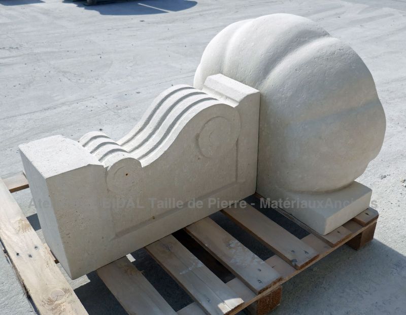 Ravissante vasque sur pied en pierre blanche par le tailleur de pierre Alain BIDAL