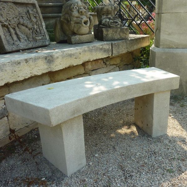 Banc en pierre estampillé "création de l'atelier Alain Bidal".