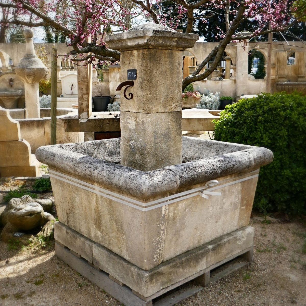 Provence village fountain crafted by the stonemason Alain BIDAL