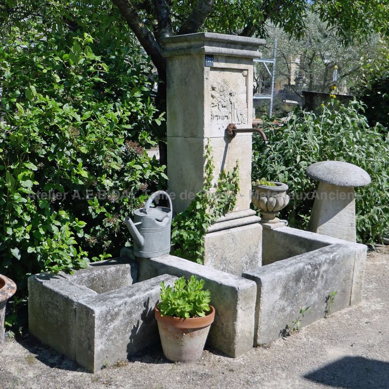 Fontaine de jardin de style rustique en pierre naturelle - tailleur de pierre Alain Bidal