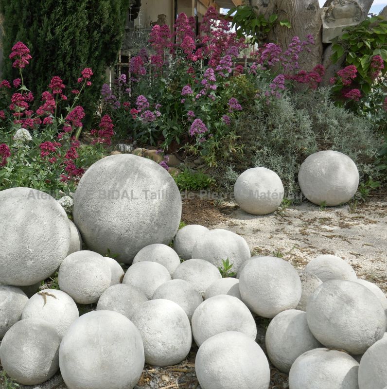 Décoration extérieur : Boule en pierre taillée à la main par l'Atelier Alain BIDAL, Provence.