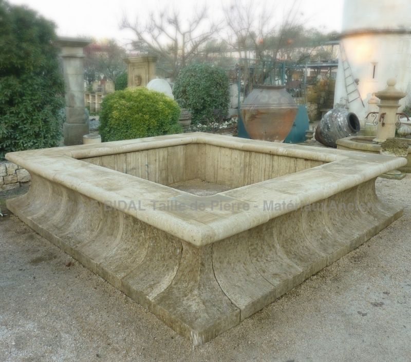 Beau et grand bassin de jardin par le tailleur de pierre Alain Bidal dans le Vaucluse.