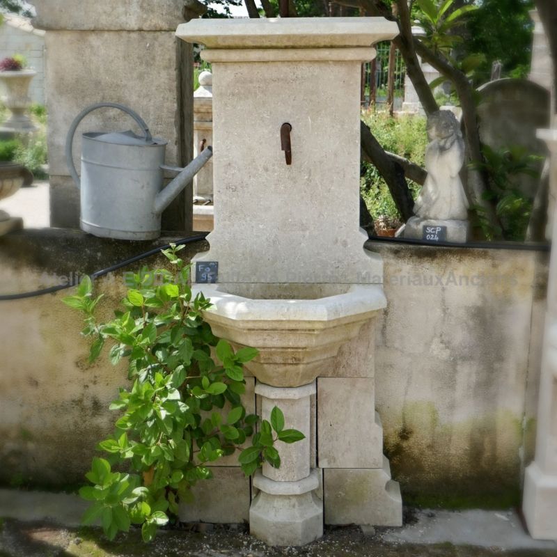 Elegant Gothic-style fountain in stone - Decorative fountain in natural stone from Atelier Alain BIDAL, Provence