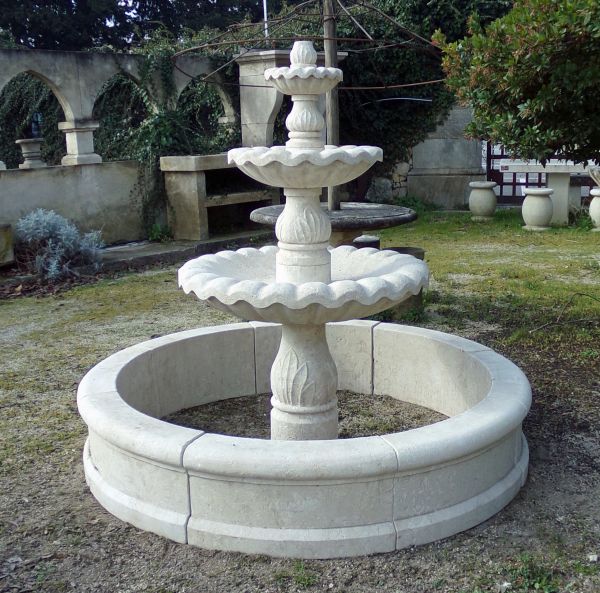Central fountain with round basin and column with sculpted overflowing bowls - Atelier Alain BIDAL (Provence)