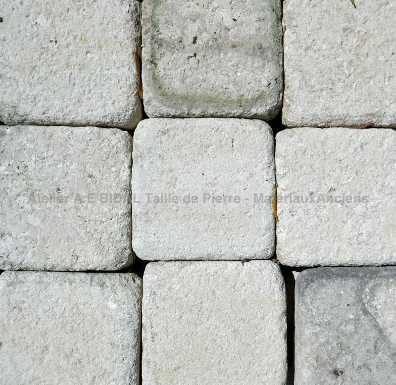 Dallage en pierre naturelle en forme de pavés rustiques de forme carrée : Atelier Alain BIDAL - Provence
