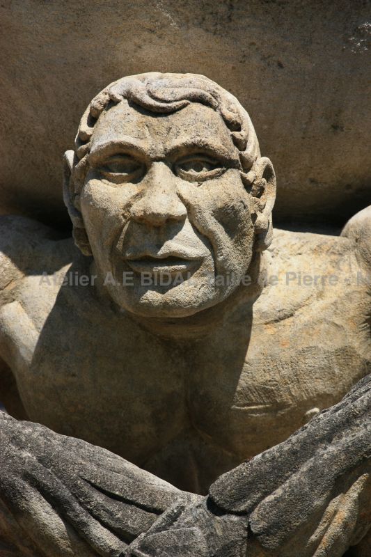 Sculpture en pierre artisanale du tailleur de pierre Alain Bidal.