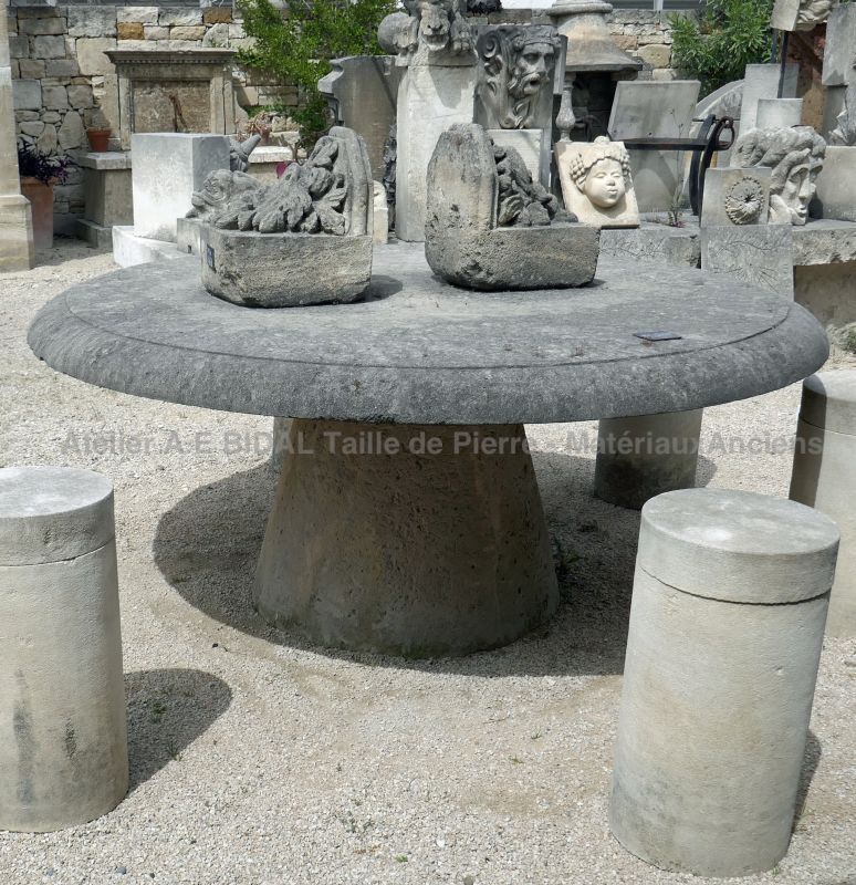 Handmade stone garden furniture : simple and authentic garden table by Atelier Alain BIDAL, Provence.