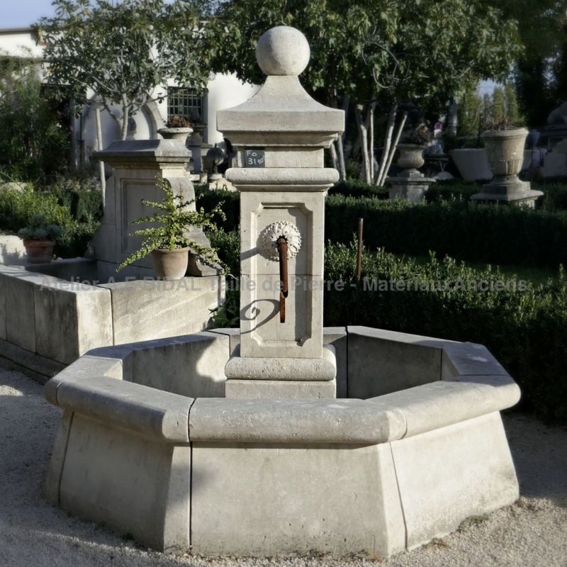Classic Provence central fountain hand-crafted in Provence by the atelier Alain BIDAL