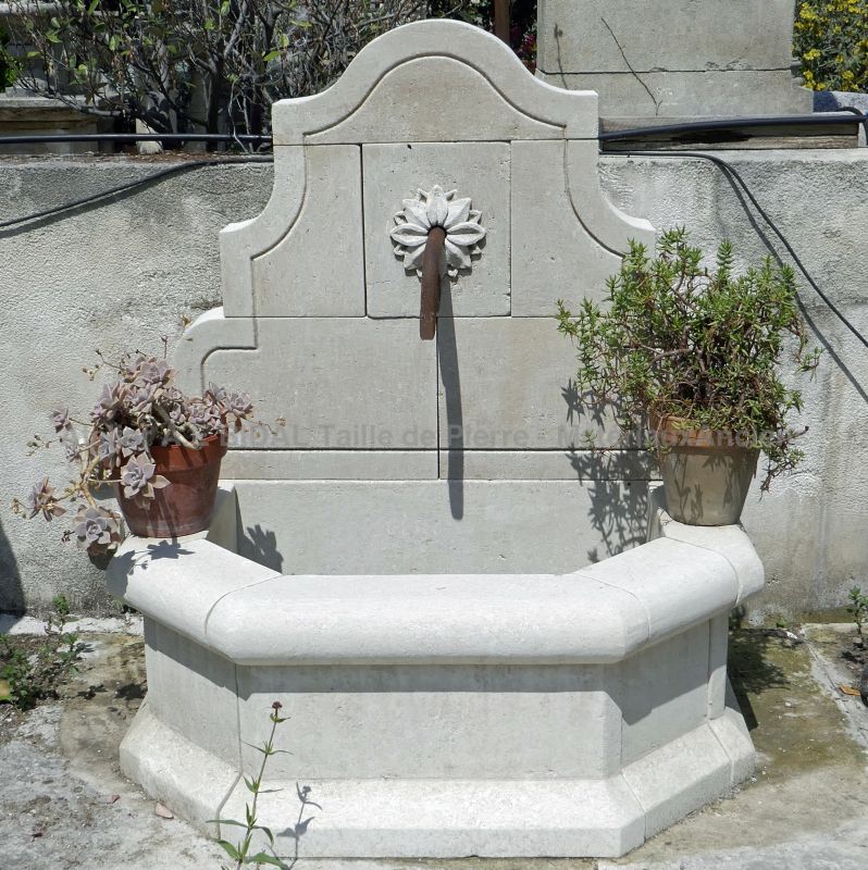 Provencal style garden fountain carved in natural stone - Atelier Alain BIDAL.