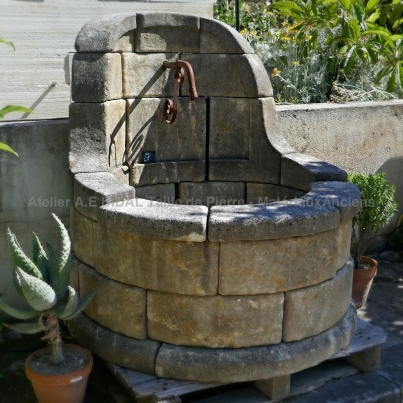 Fontaine de jardin inspirée des puits provençaux d'autrefois - Atelier Alain BIDAL (Provence)