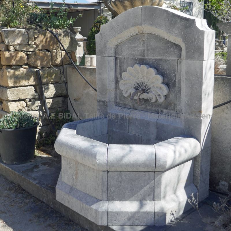 Fontaine de jardin de type provençale en pierre naturelle - Atelier Alain BIDAL (Provence)