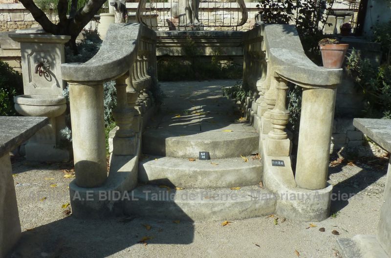 Petit escalier en pierre taillée dans un noble matériau - Création de l'Atelier Bidal à l'Isle sur la Sorgue.