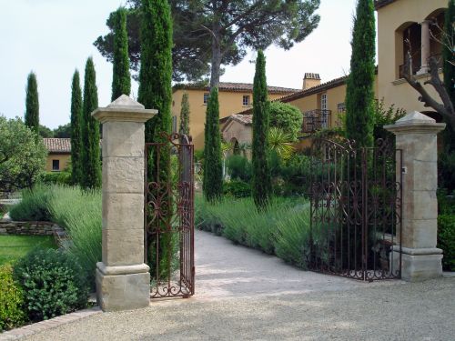 Piliers d'entrée en pierre de taille : fabrication artisanale sur mesure par Atelier Alain BIDAL