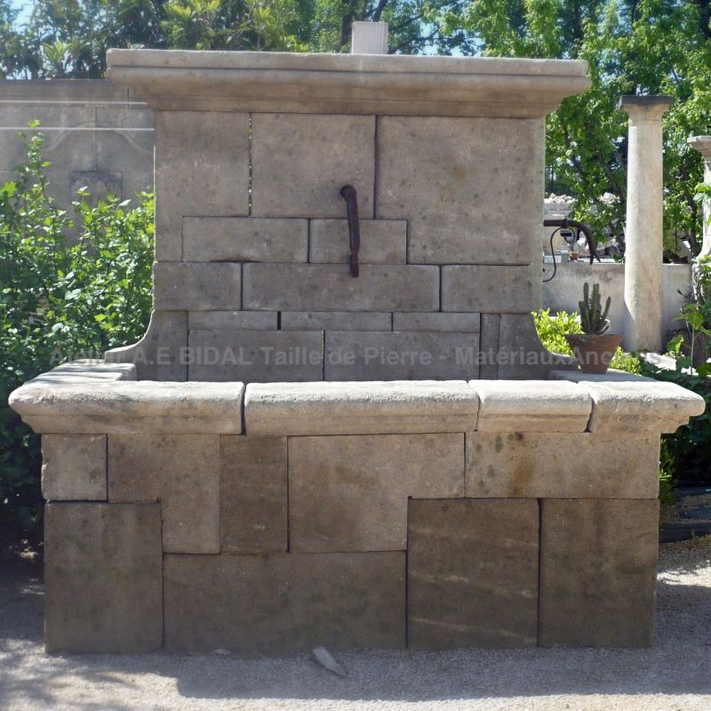 Fountain in stone - A crafted creation by our stonemason Alain BIDAL in Provence.