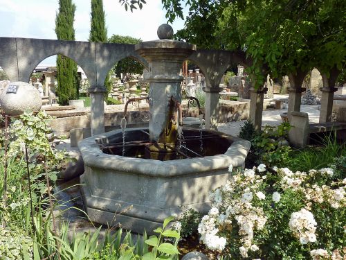 Fontaines de jardin en pierre de taille : belles fontaines provençales par Atelier Alain BIDAL