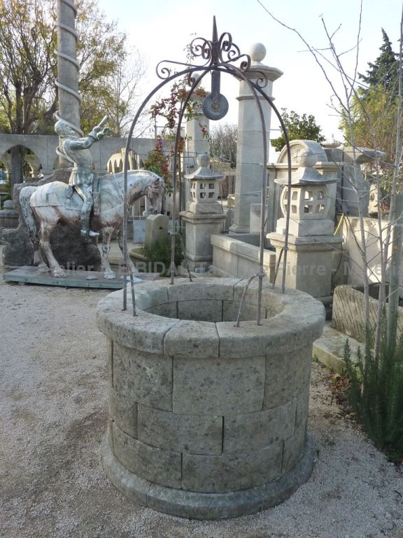 Puits de forme circulaire en pierre