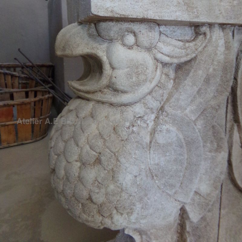 Griffons sculptés en pierre en guise de pied de table - Atelier Alain BIDAL (Provence)