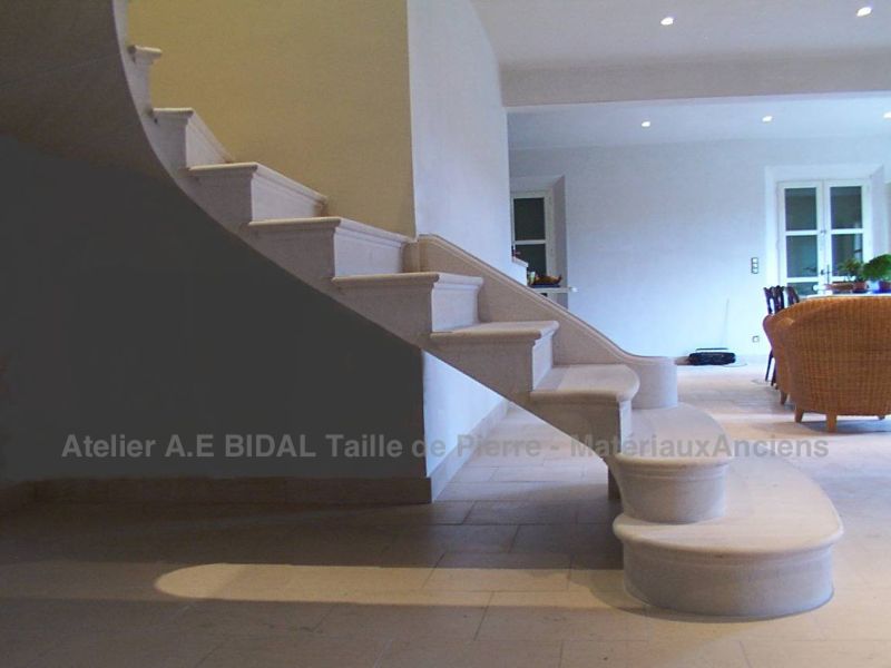 Magnificnet exemple of a staircase in stone handmade by the stone mason of the Bidal workshop in Vaucluse