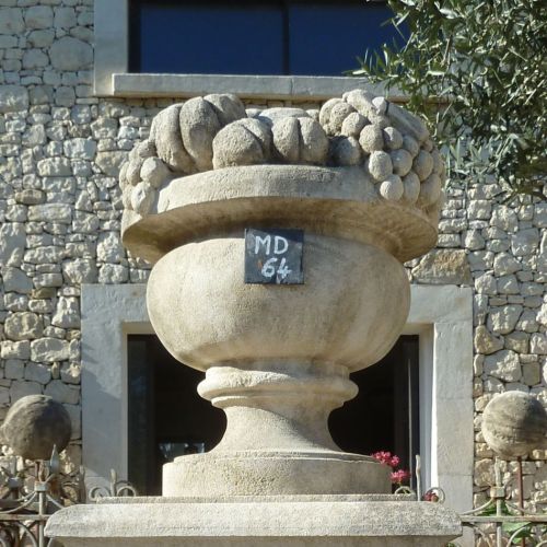 Vase en pierre d'Estaillades - une réalisation unique du tailleur de pierre Alain Bidal
