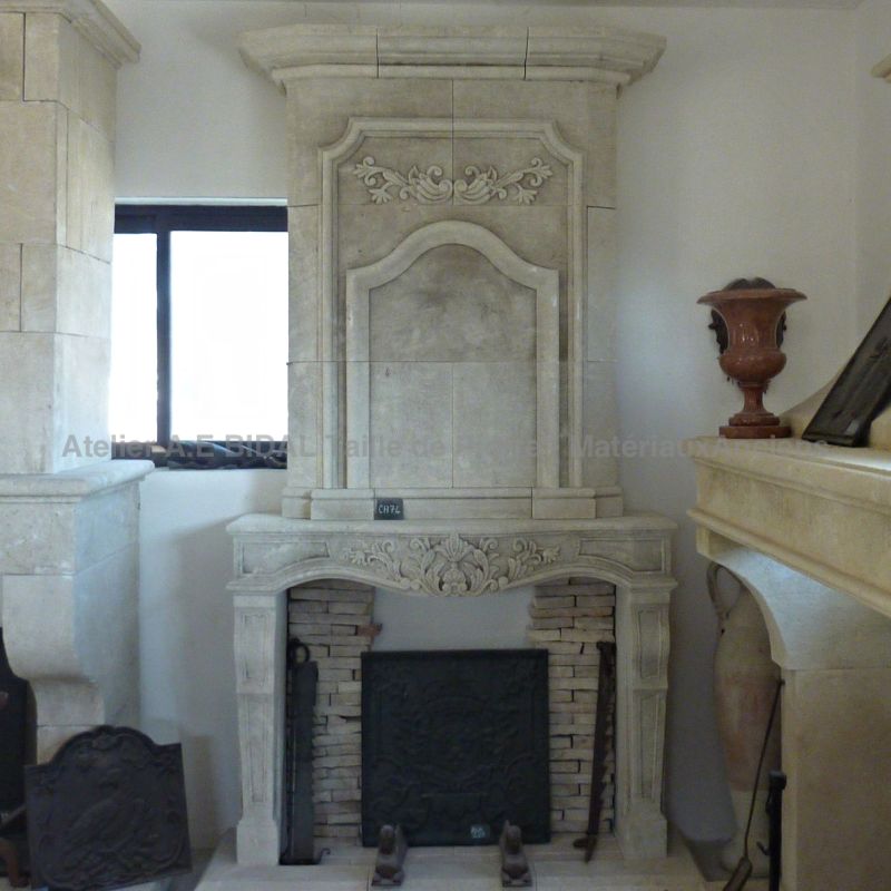 Classic Louis XIV fireplace in Estaillade stone (a local limestone) - Atelier Alain BIDAL (Provence)