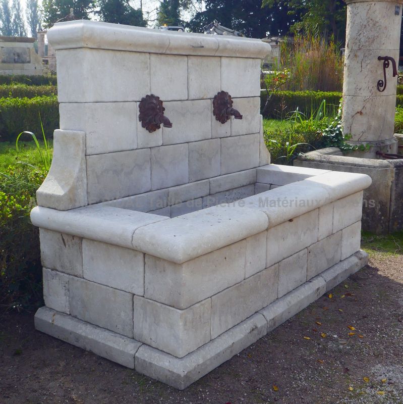 Fontaine de jardin en pierre non gélive : Atelier Alain BIDAL (Provence)