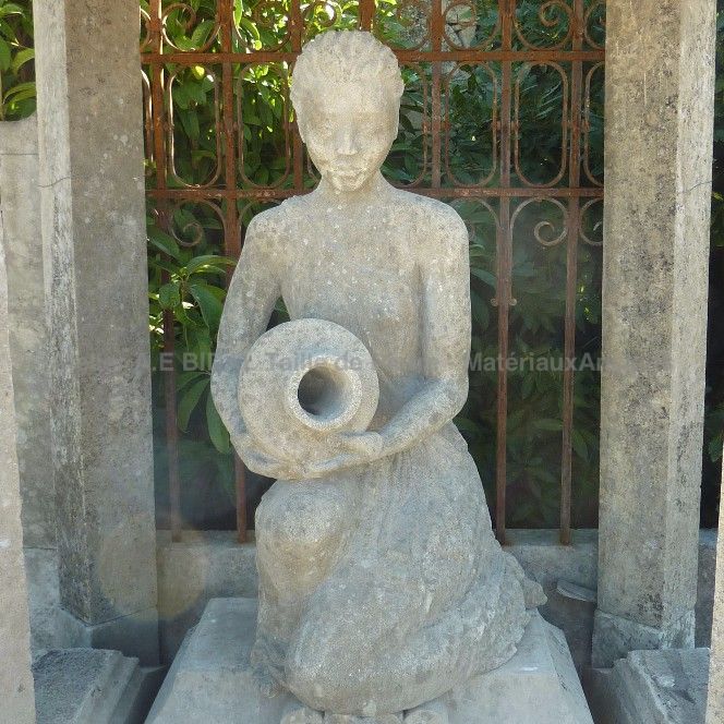 Statue décorative de jardin de style Provençal représentant une verseuse d'eau.