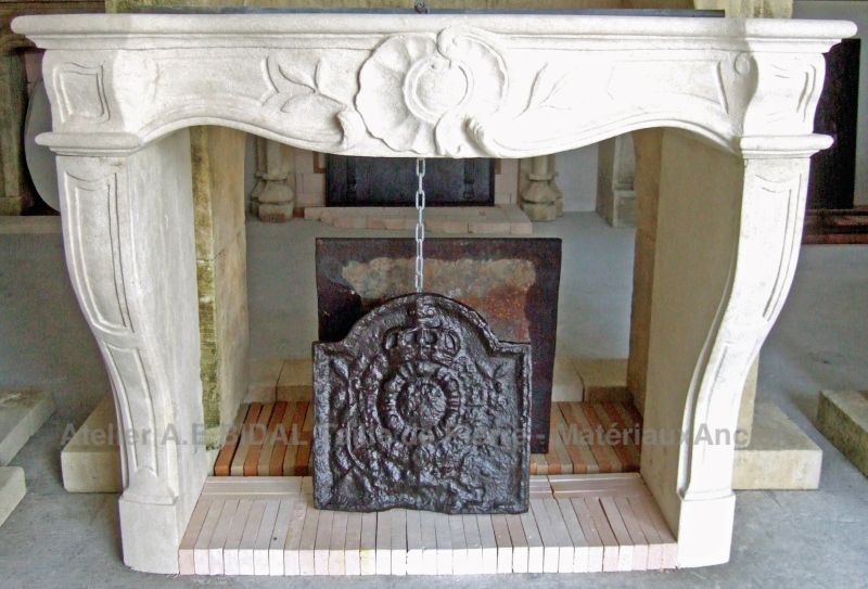 Cheminée de style Louis XV en pierre du Lubéron - cheminée pour insert -  Atelier Alain BIDAL (Provence)