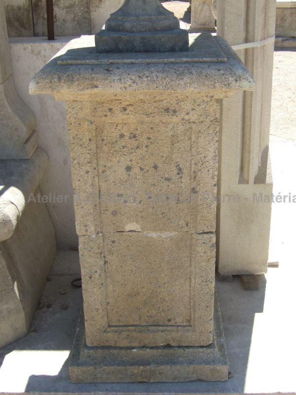 Socle pour vase de forme rectangulaire en pierre d'Estaillades ** VENDU