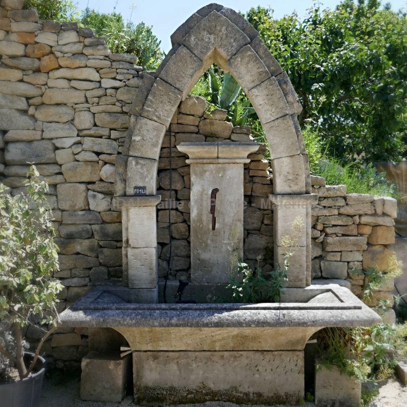 Fontaine décorative en pierre naturelle par l'artisan tailleur de pierre en Provence Alain Bidal.