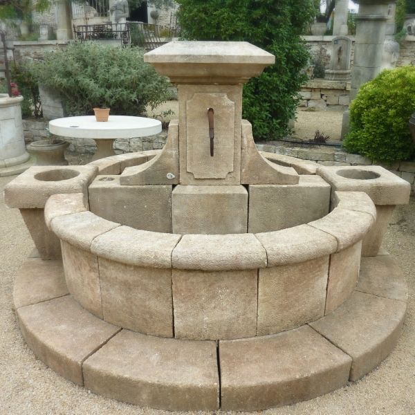 Traditional Provencal village fountain carved in stone - Atelier Alain BIDAL (Provence)